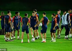 AC米兰队长鼓劲备战荷甲Karsa与80激战西班牙队分钟，这操作让人直呼：国际比赛日AC米兰备战德国杯