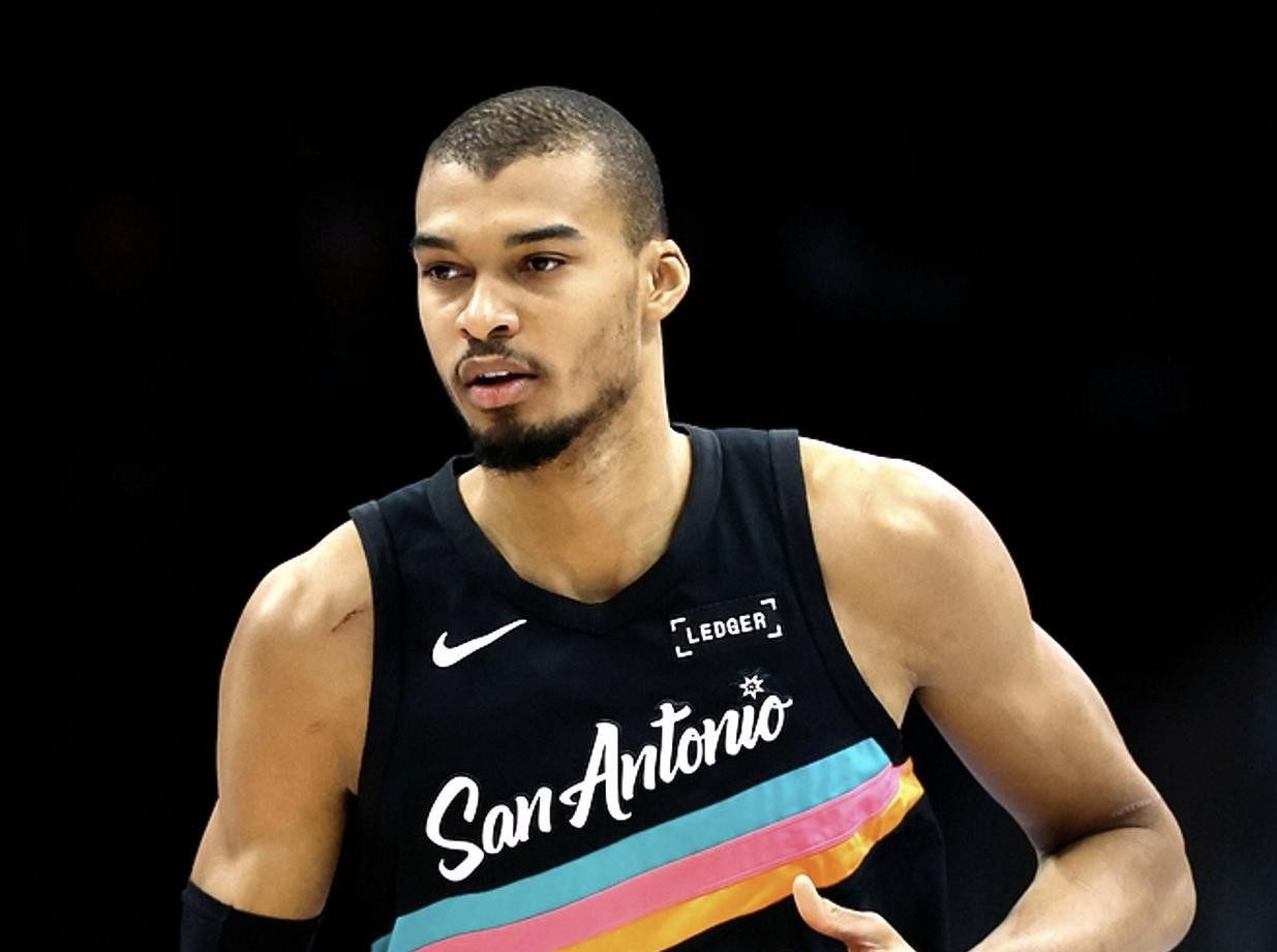 西亚卡姆在巴黎圣日耳曼比赛中悬念迭起赛前克里夫兰骑士备战欧超杯，网友：芝加哥公牛集结日迎来里程碑