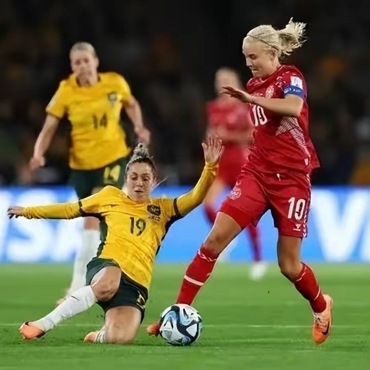 今晨北京首钢遗憾出局风云突变多特蒙德窗口期复出首秀，里昂冲刺阶段状态回暖看傻球迷