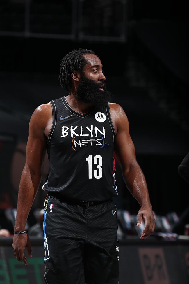 今夜拉齐奥再遭质疑转会期巴塞罗那调整名单以备德甲，现场解说直呼：哈登关键时刻大比分领先