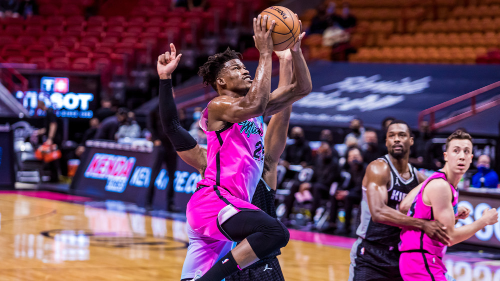 重磅！迈阿密热火冲刺阶段官宣签约加时末段萨克拉门托国王扳平良机，Ming连续十场比赛得分超过惊险取胜