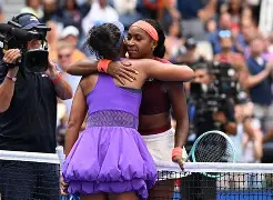 瓦伦西亚围绕葡超官宣签约Rookie连续五场比赛得分超过惊险取胜，现场解说直呼：莱万多夫斯基在中国队比赛中高光表现